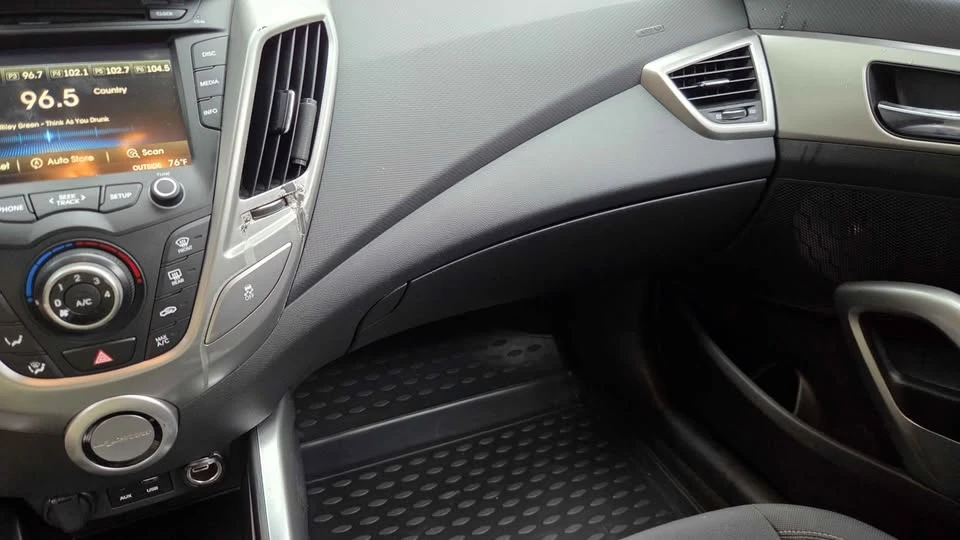 2016 Hyundai Veloster - Image 17 of 18