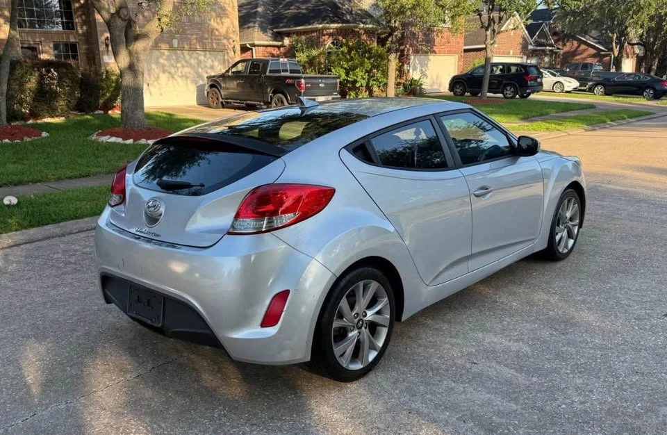 2016 Hyundai Veloster - Image 2 of 20
