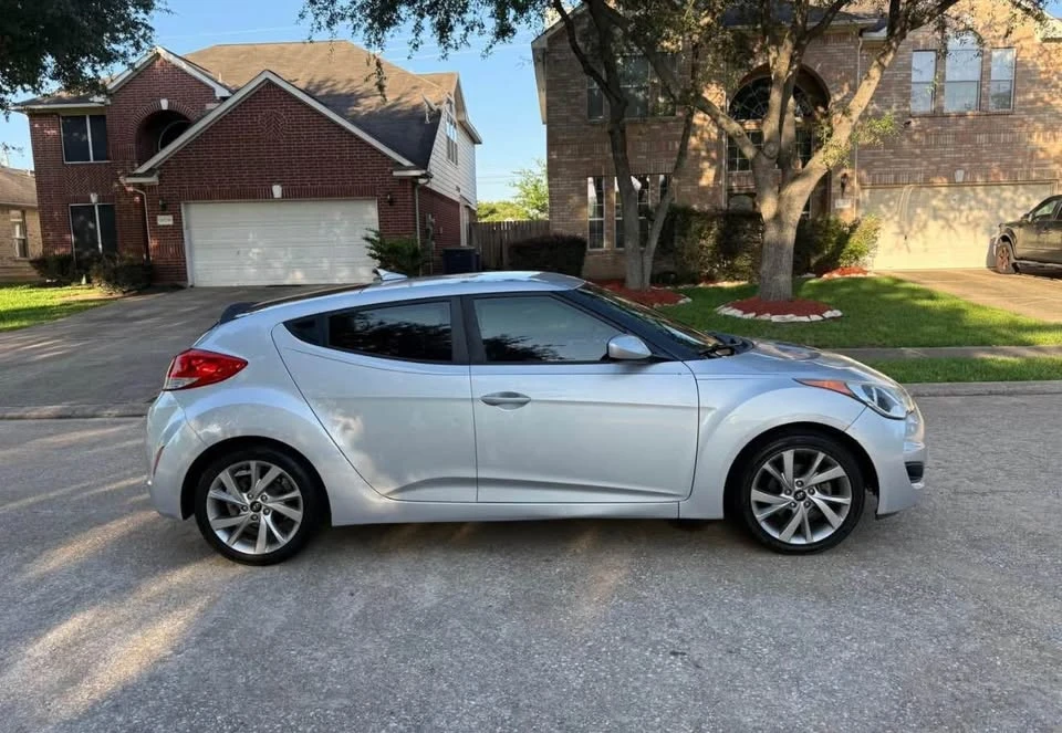 2016 Hyundai Veloster - Image 8 of 20