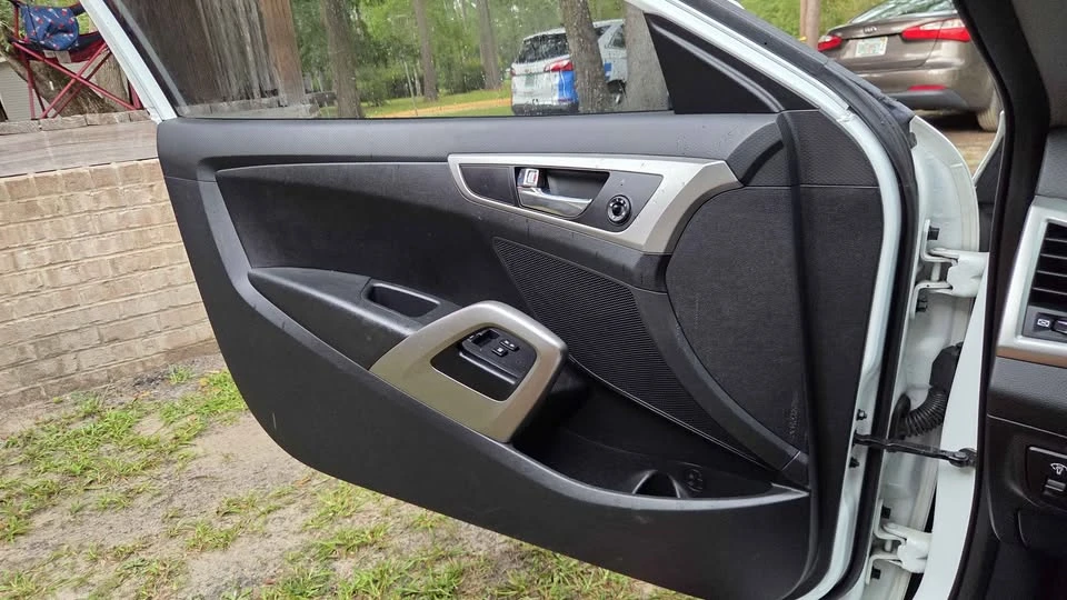 2016 Hyundai Veloster - Image 15 of 18
