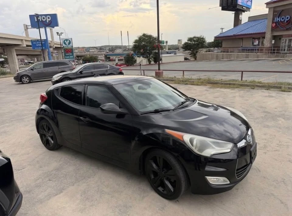 2016 Hyundai Veloster - Image 2 of 17