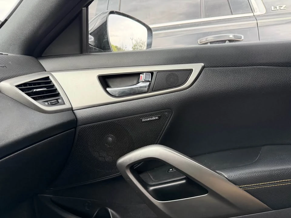 2016 Hyundai Veloster - Image 8 of 17