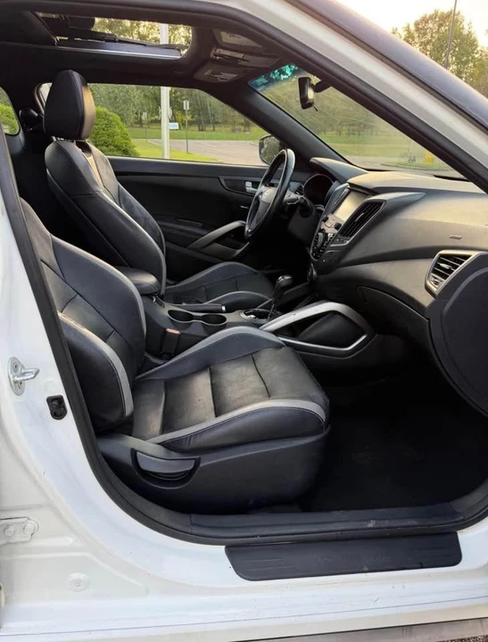 2016 Hyundai Veloster - Image 10 of 12