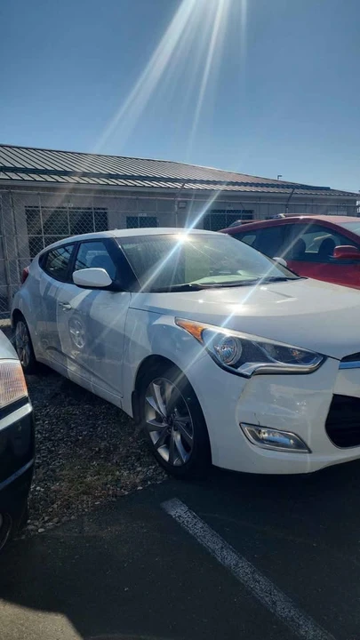 2016 Hyundai Veloster - Image 2 of 4