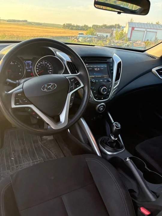 2016 Hyundai Veloster - Image 8 of 10