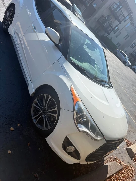 2016 Hyundai Veloster - Image 2 of 4