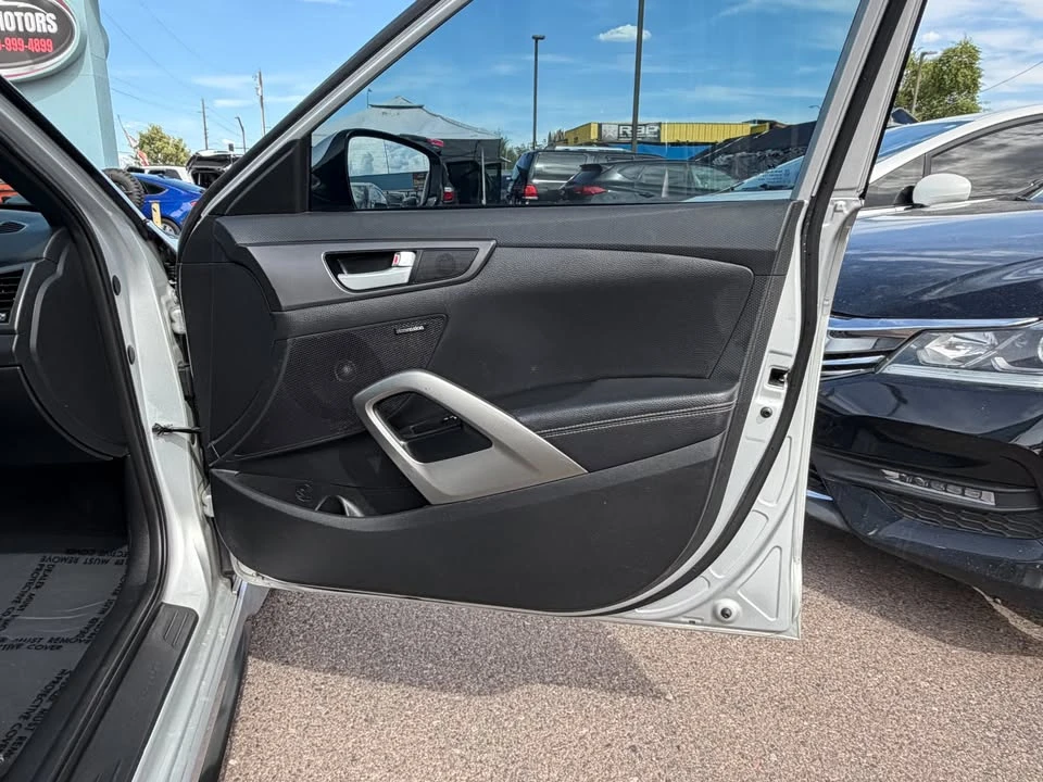 2016 Hyundai Veloster - Image 8 of 12