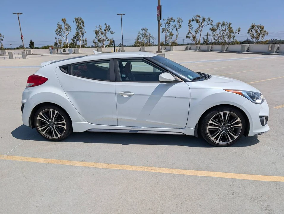 2016 Hyundai Veloster - Image 2 of 22