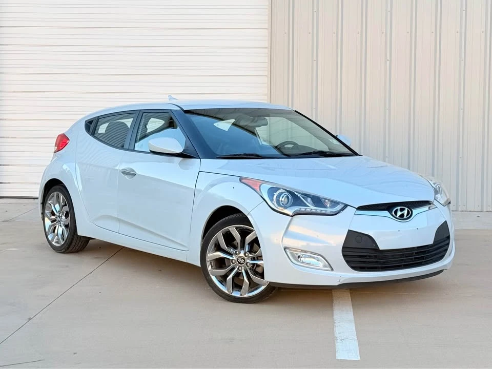 2016 Hyundai Veloster - Image 2 of 18