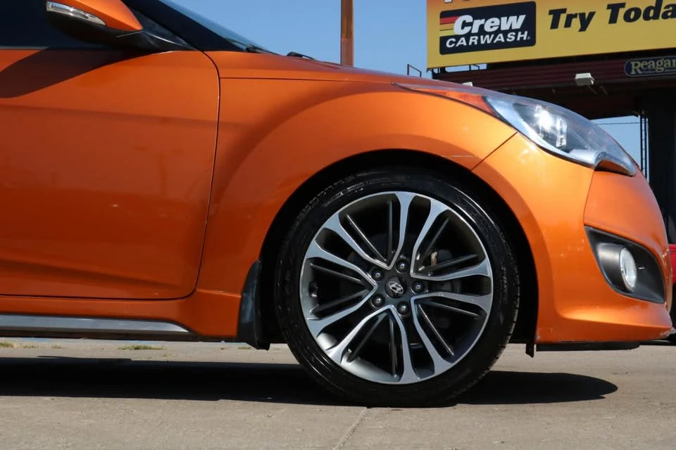 2016 Hyundai Veloster - Image 2 of 17