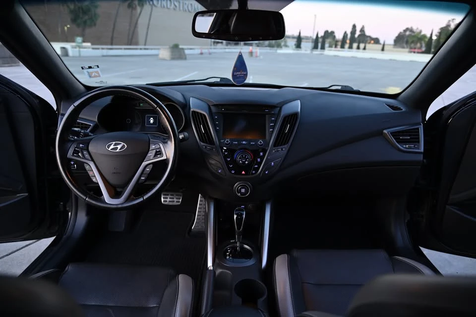 2016 Hyundai Veloster - Image 6 of 10