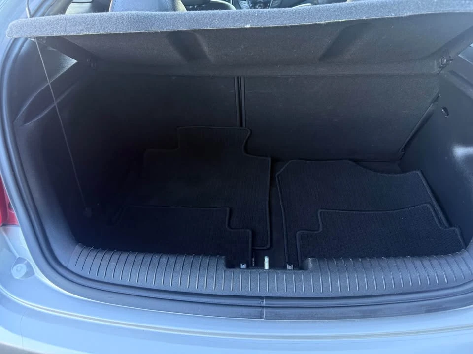 2016 Hyundai Veloster - Image 6 of 10