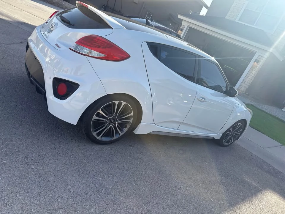 2016 Hyundai Veloster - Image 2 of 10