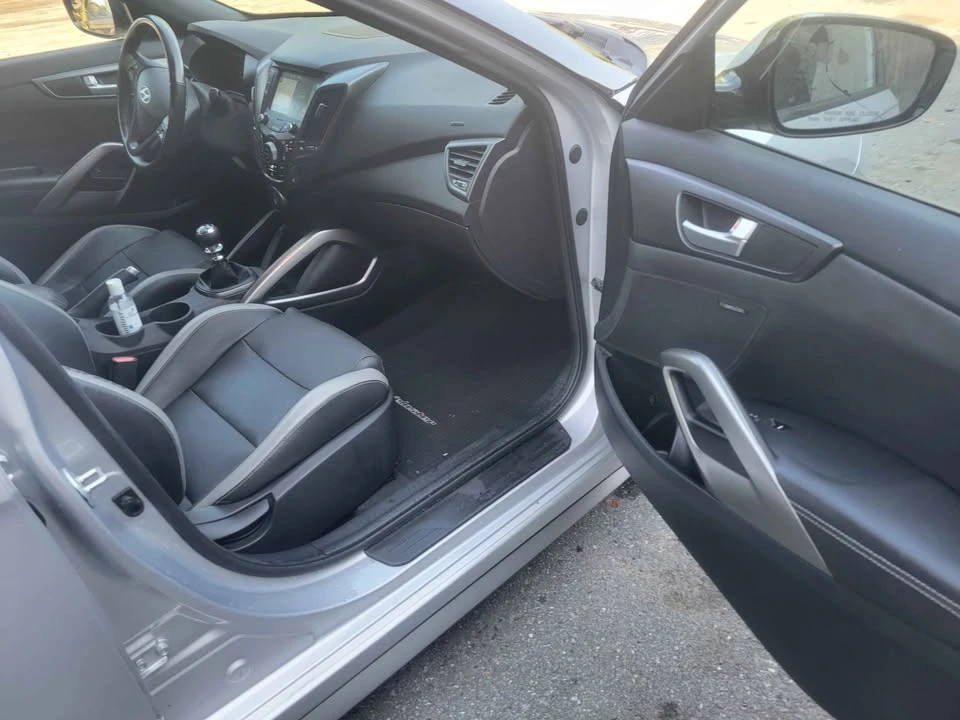 2016 Hyundai Veloster - Image 10 of 15