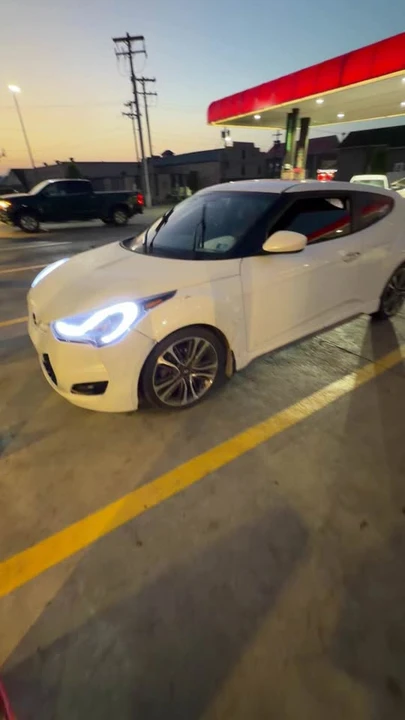 2016 Hyundai Veloster - Image 3 of 4