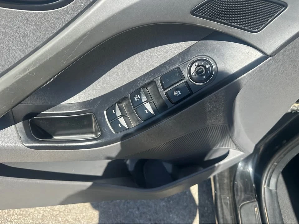 2016 Hyundai Elantra - Image 8 of 11