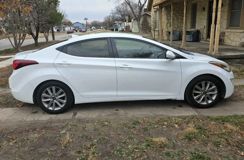 2016 Hyundai Elantra - Image 2 of 15