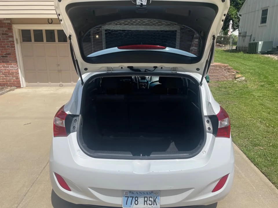 2016 Hyundai Elantra - Image 10 of 11