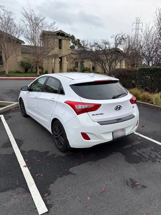 2016 Hyundai Elantra - Image 4 of 8
