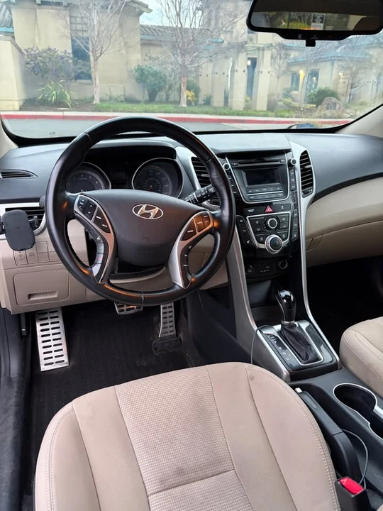 2016 Hyundai Elantra - Image 6 of 8