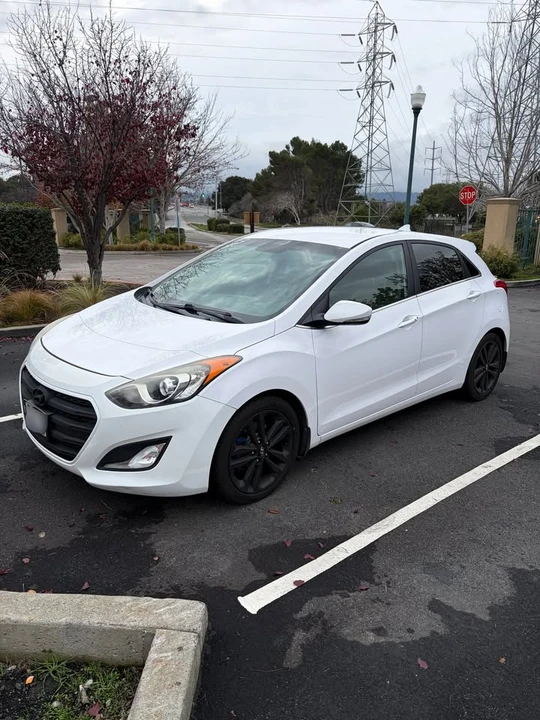 2016 Hyundai Elantra - Image 3 of 8