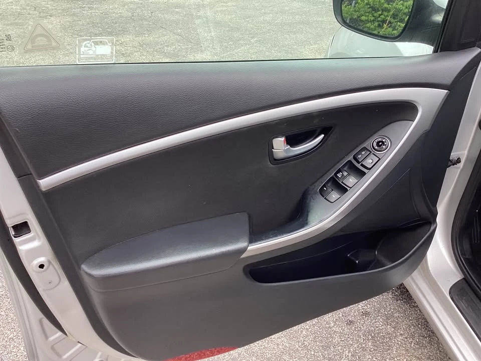 2016 Hyundai Elantra - Image 9 of 16