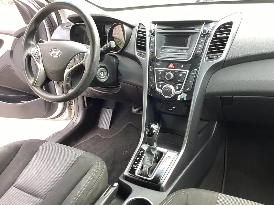 2016 Hyundai Elantra - Image 13 of 16