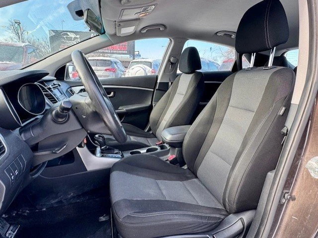 2016 Hyundai Elantra - Image 8 of 17