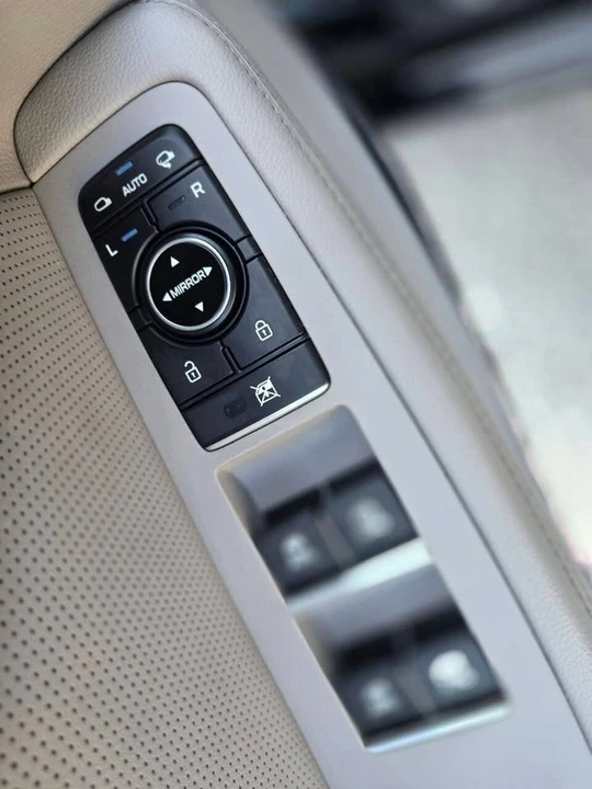 2016 Hyundai Genesis - Image 19 of 20