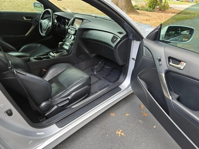 2016 Hyundai Genesis - Image 8 of 15