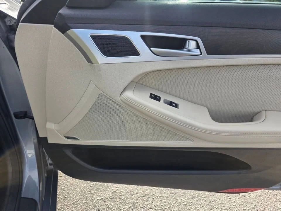 2016 Hyundai Genesis - Image 17 of 20