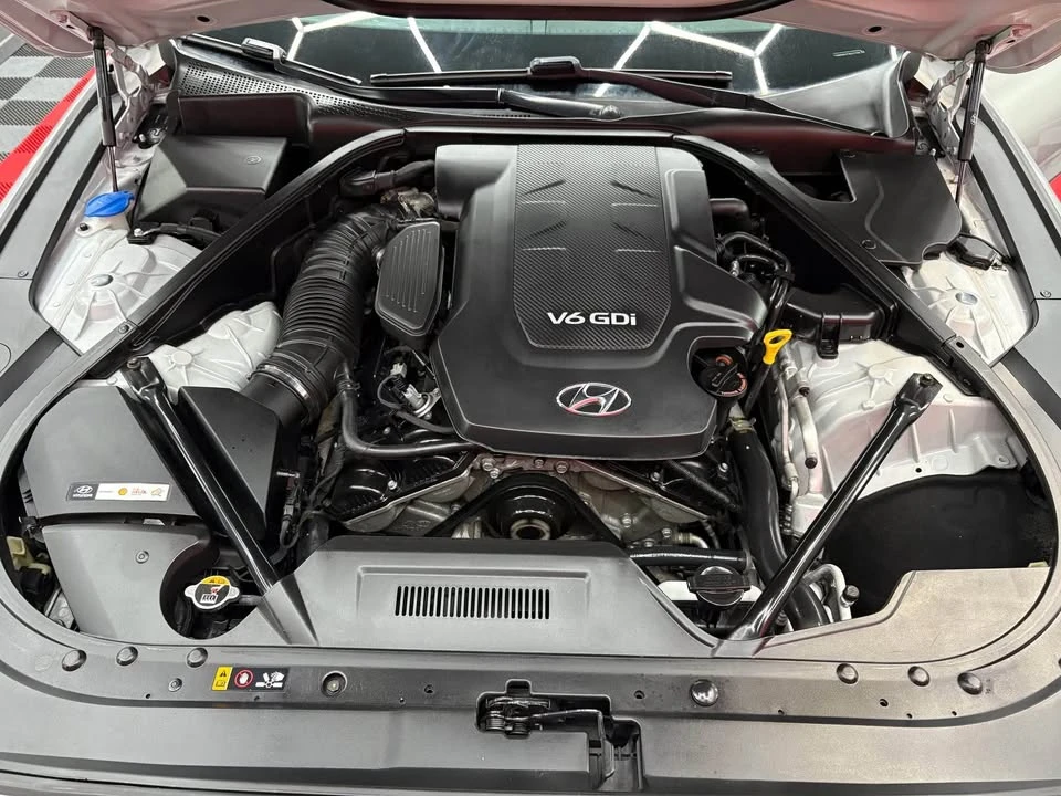 2016 Hyundai Genesis - Image 16 of 19