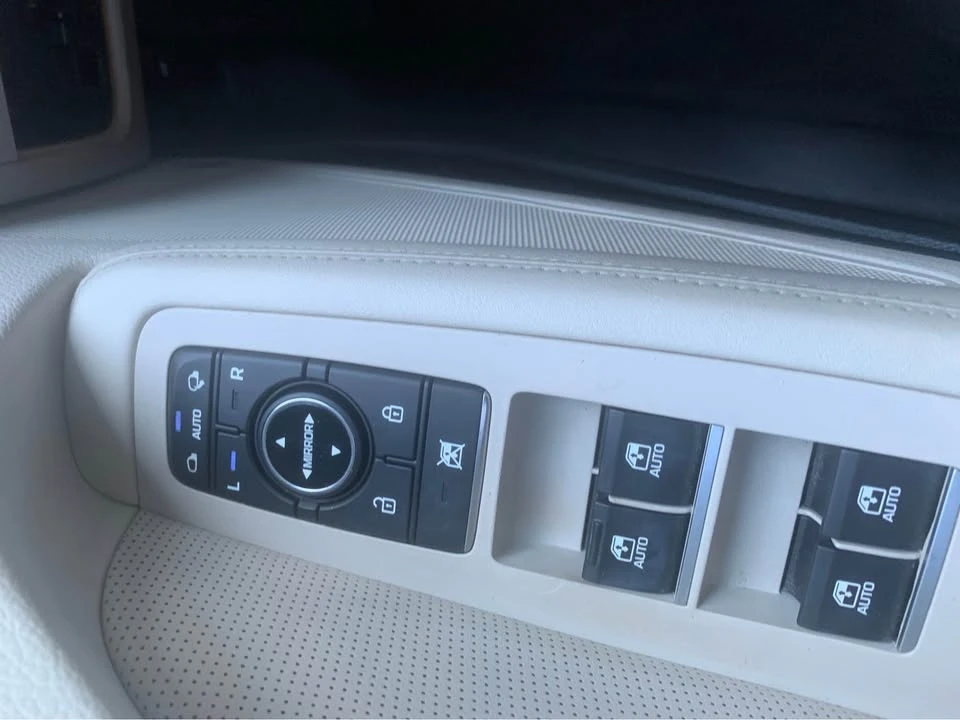 2016 Hyundai Genesis - Image 15 of 20