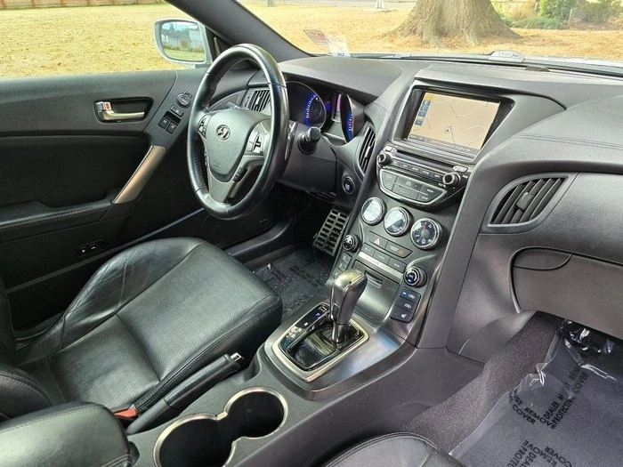 2016 Hyundai Genesis - Image 10 of 15