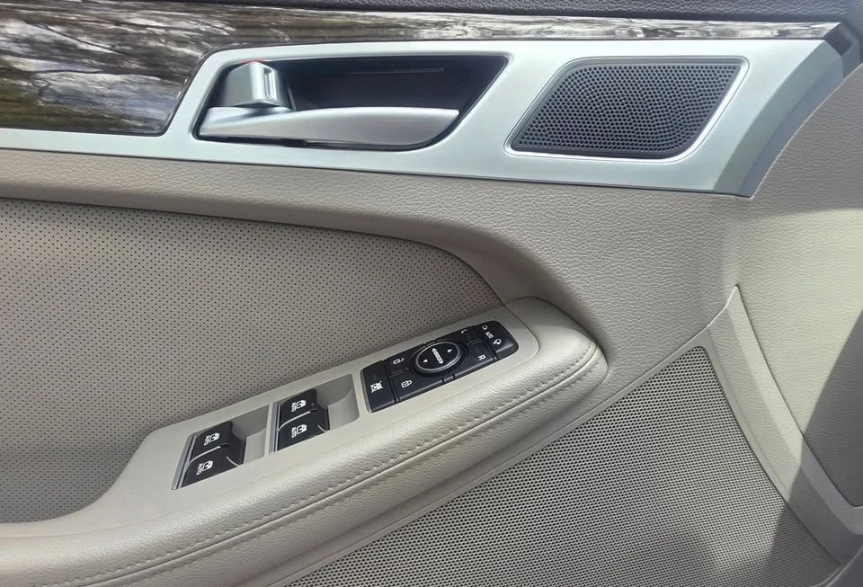 2016 Hyundai Genesis - Image 10 of 13