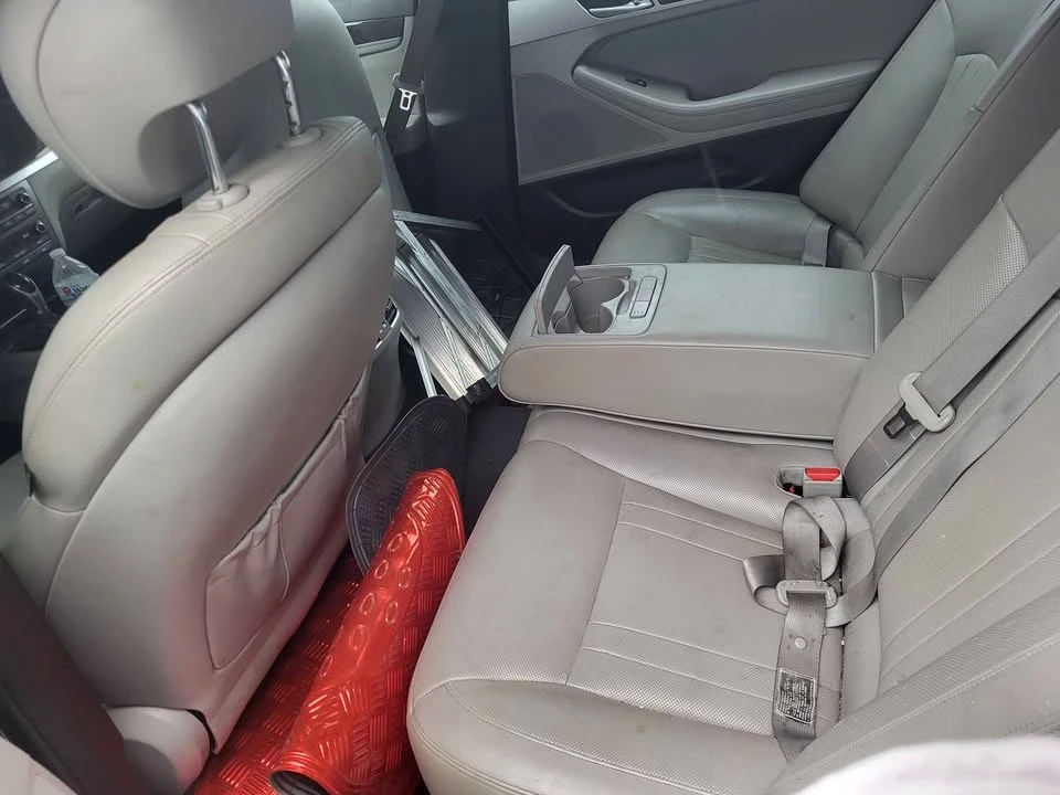2016 Hyundai Genesis - Image 6 of 7