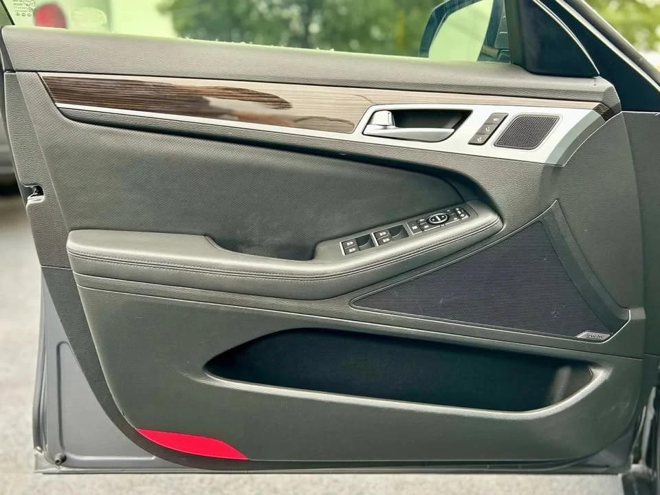 2016 Hyundai Genesis - Image 8 of 19