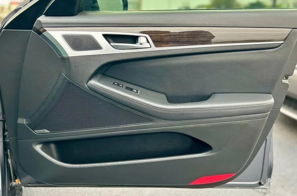 2016 Hyundai Genesis - Image 16 of 20