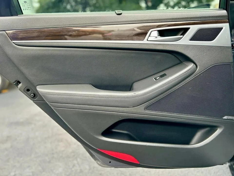 2016 Hyundai Genesis - Image 16 of 19