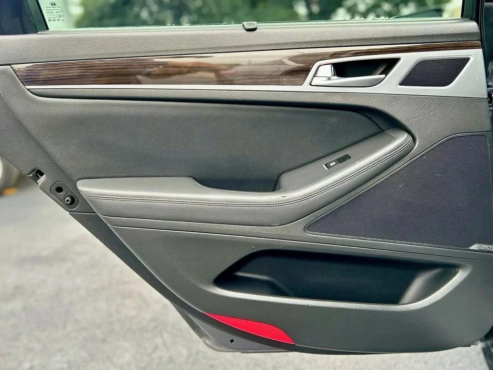 2016 Hyundai Genesis - Image 17 of 20