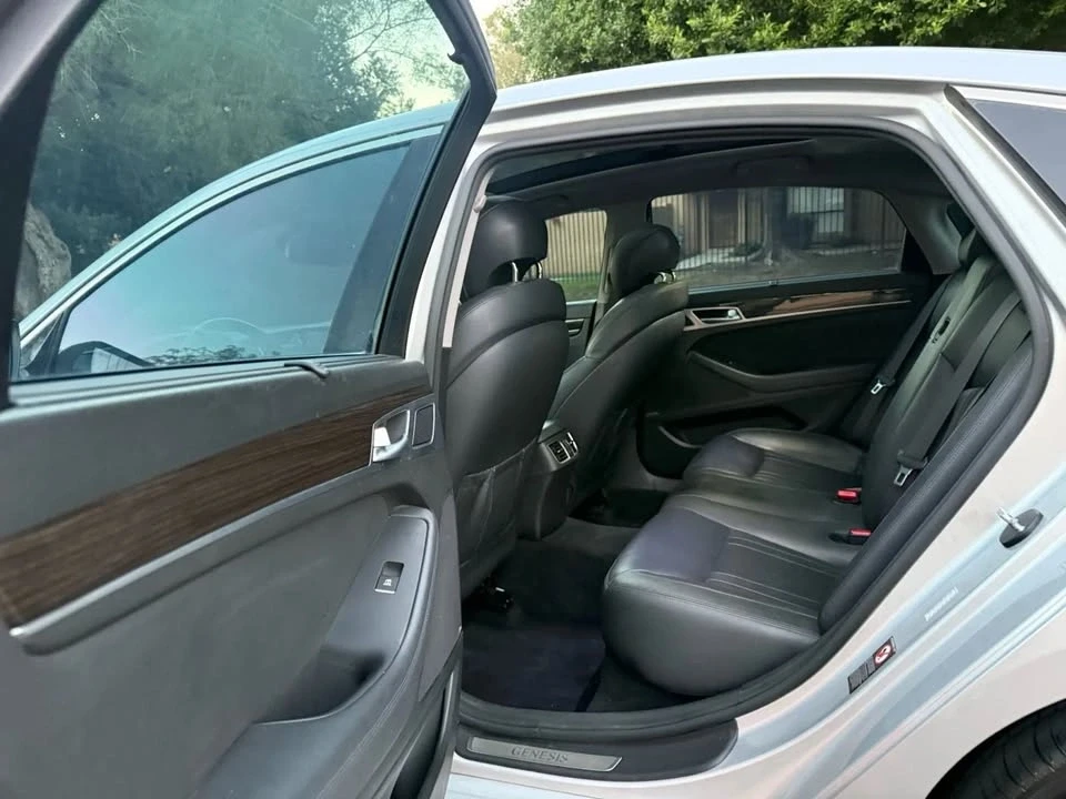 2016 Hyundai Genesis - Image 17 of 20