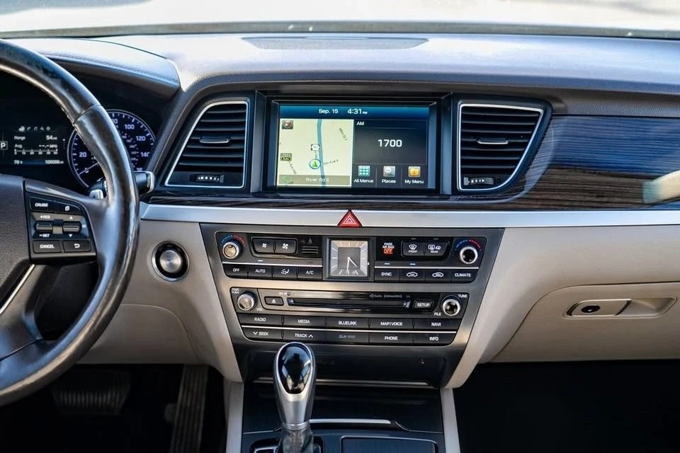 2016 Hyundai Genesis - Image 7 of 10