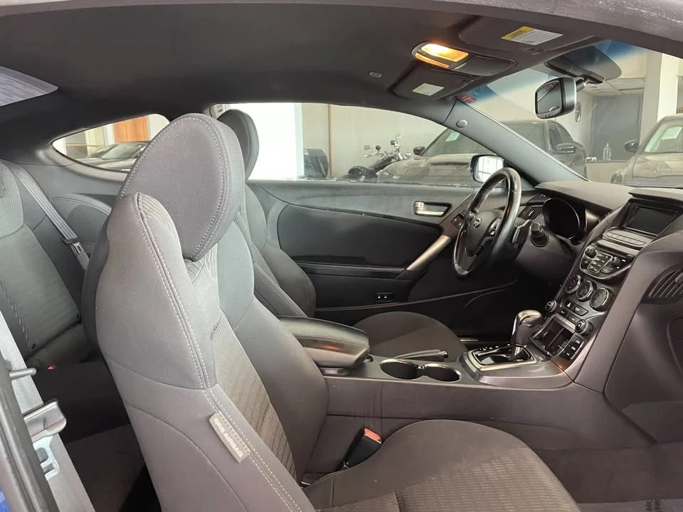 2016 Hyundai Genesis - Image 10 of 19