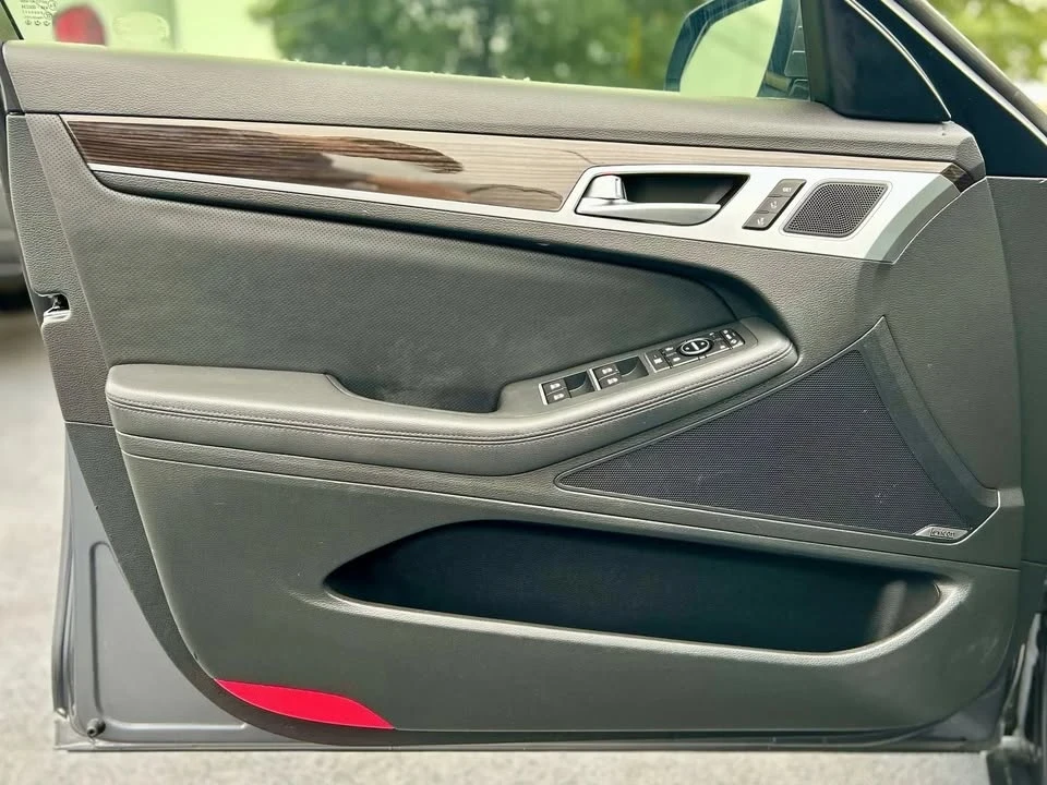 2016 Hyundai Genesis - Image 9 of 20