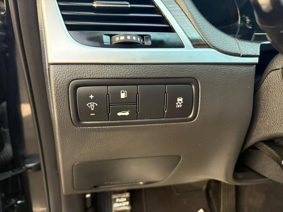 2016 Hyundai Genesis - Image 16 of 19