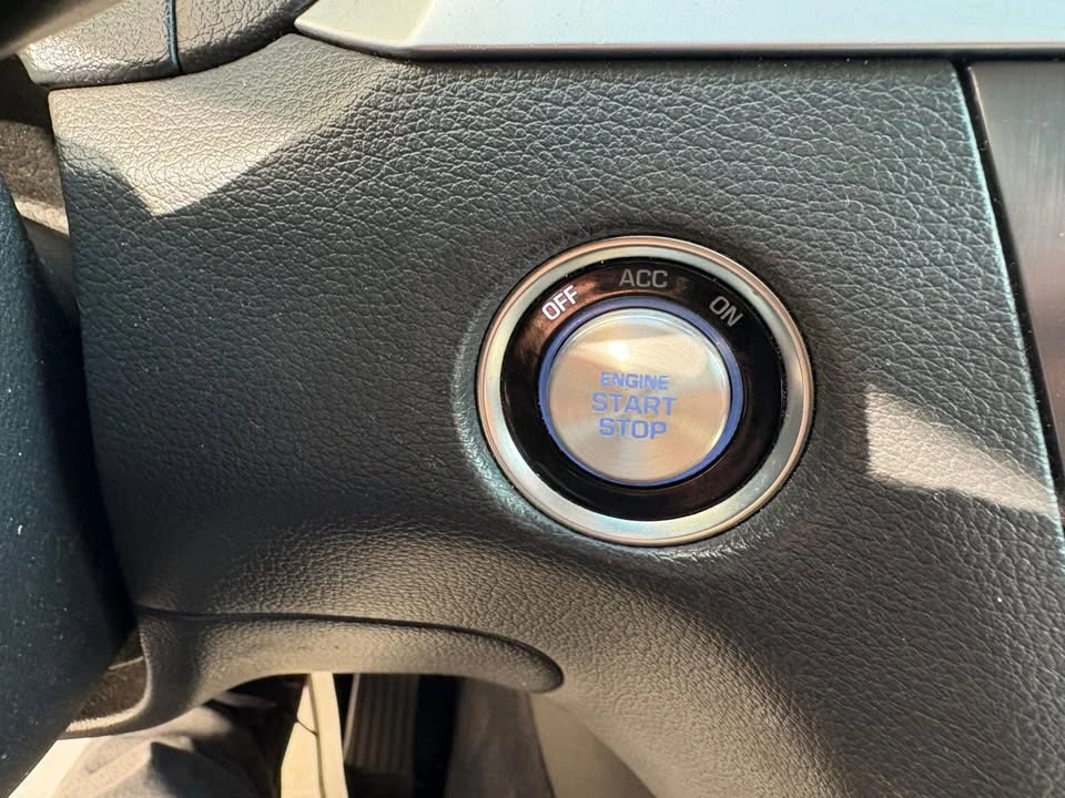 2016 Hyundai Genesis - Image 15 of 19