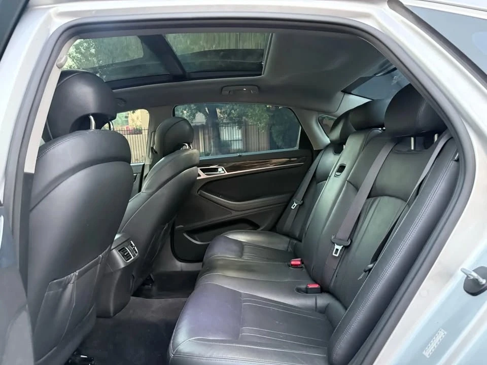 2016 Hyundai Genesis - Image 18 of 20