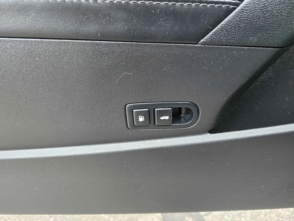 2016 Hyundai Genesis - Image 10 of 16