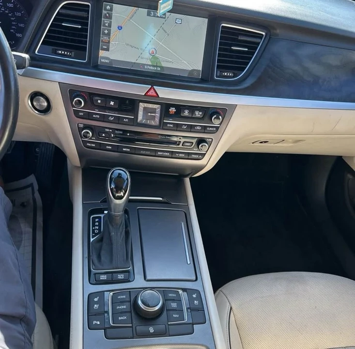 2016 Hyundai Genesis - Image 12 of 18