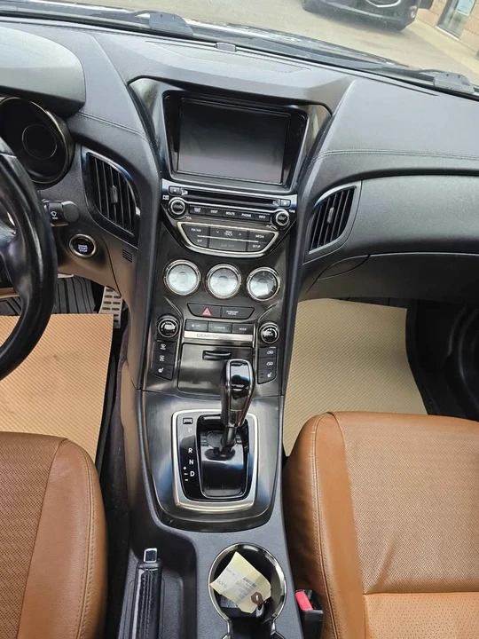 2016 Hyundai Genesis - Image 11 of 16